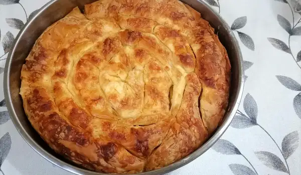 Пухкава баница със сирене и кисело мляко