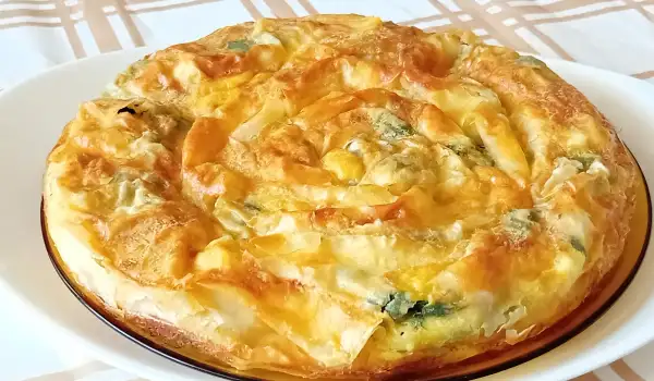 Пухкава баница с лапад и сирене