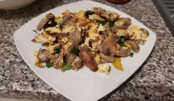 Бъркани яйца с печурки и салам