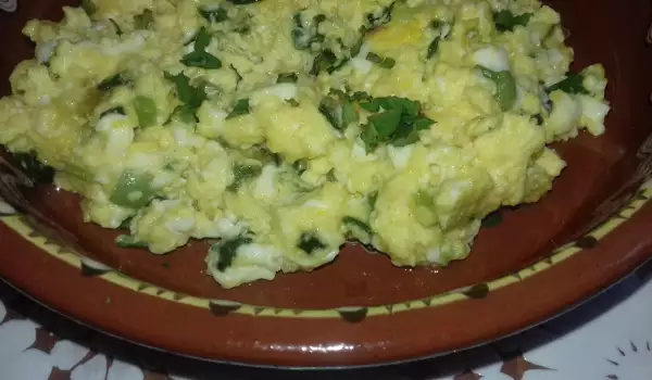 Зелен лук, пържен с яйца