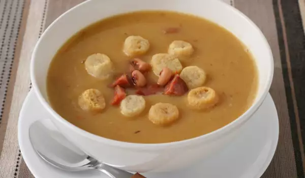 Бобена супа с пармезанови крутони