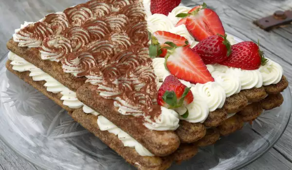 Бишкотена торта със сладкарска сметана и бял шоколад