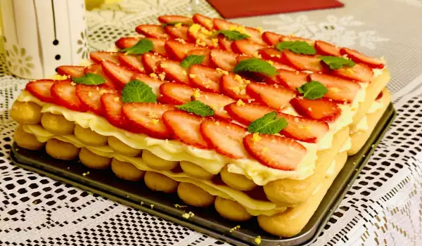 Романтичен десерт с бишкоти, крем и ягоди