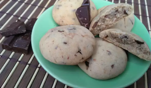 Маслени бисквити с парченца шоколад
