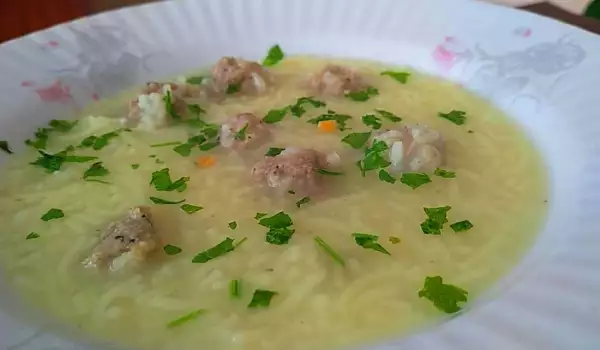Бистра супа топчета със свинска кайма, ориз и фиде