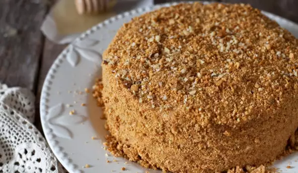 Бисквитена торта с поръска от медени блатове