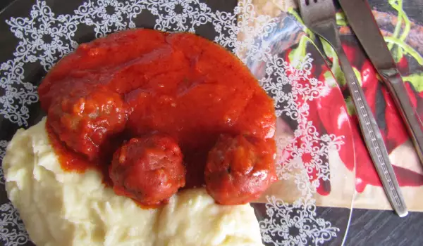 Вкусни кюфтета по цариградски с доматен сос и пюре