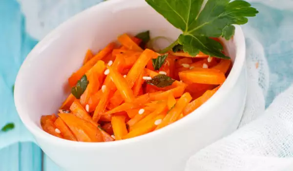 Морковена салата с фъстъци и сусамово масло