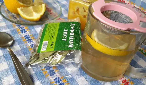 Чай от дафинов лист и мед при упорита кашлица