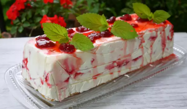 Сладоледена торта с ягоди