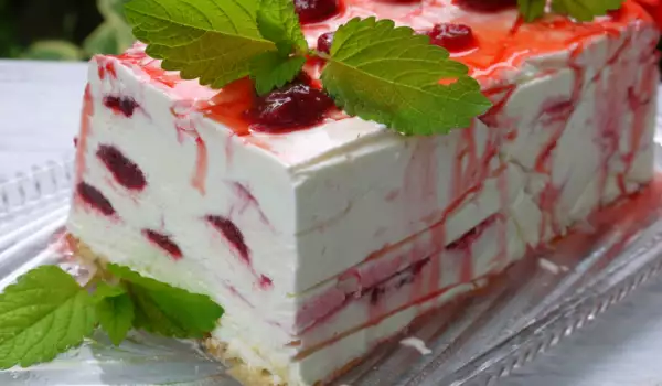 Сладоледена торта с ягоди