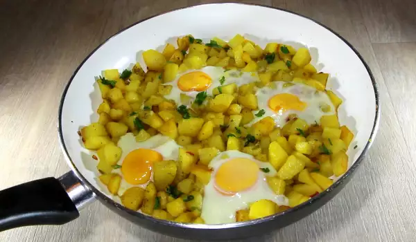 Яйца на очи с картофи