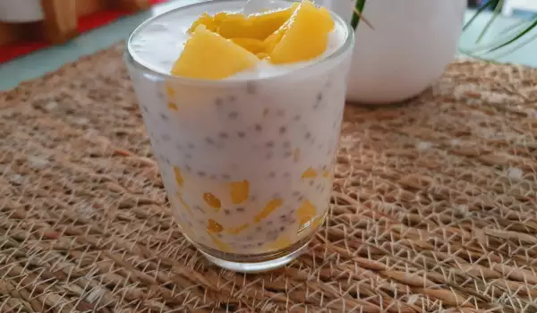 Кокосов крем с чиа и манго