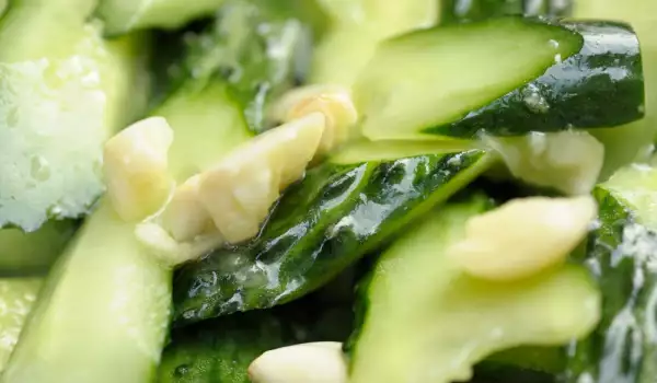 Сладко–кисела салата от краставици