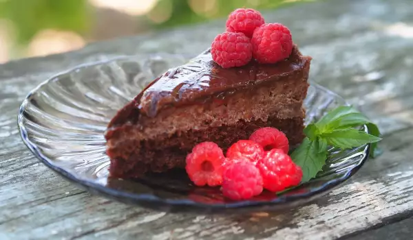 Шоколадова торта с малинов крем