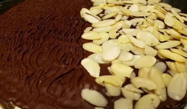 Сочна шоколадова торта
