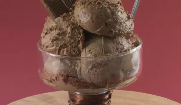 Домашен шоколадов сладолед с бишкоти