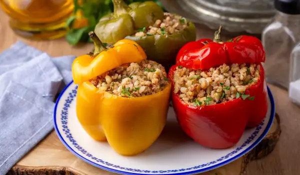 Пълнени чушки с булгур и кайма по гръцки