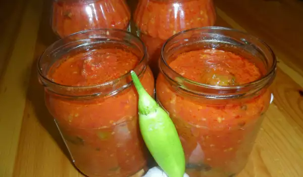 Чушки с доматен сос в буркани