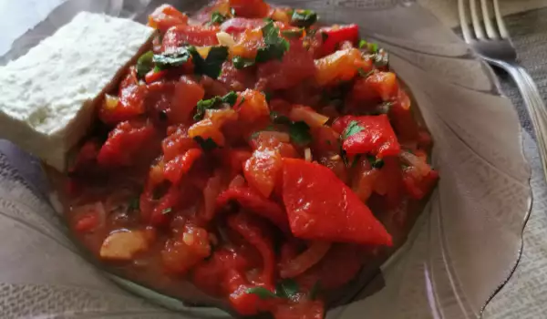 Пикантна чушчена манджа с домати