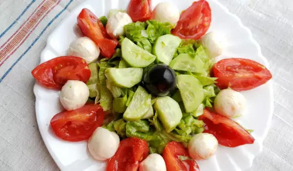 Цветна зеленчукова салата с моцарела