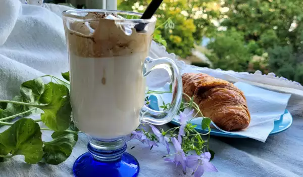 Кафе Далгона с мляко
