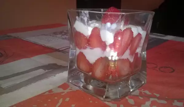 Летен десерт с плодове