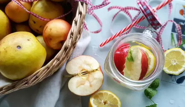 Детоксикираща вода с ябълки и лимон