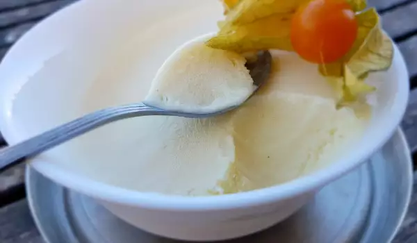 Сладолед със сметана и кондензирано мляко