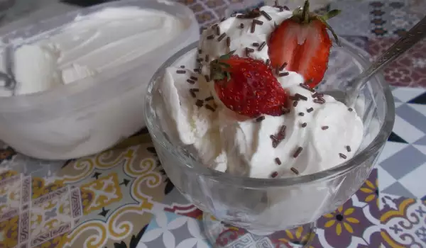 Домашен ванилов сладолед с кондензирано мляко