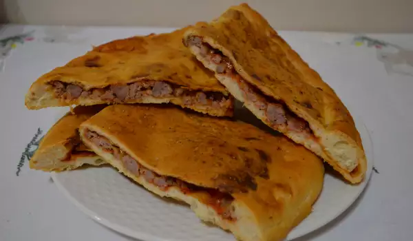 Домашна пица Калцоне с кайма