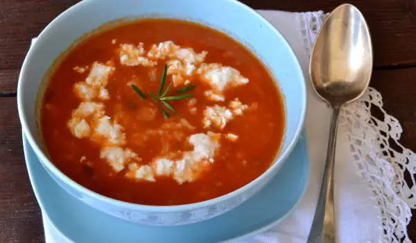 Топла супа от домати със сирене