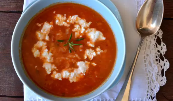 Топла супа от домати със сирене