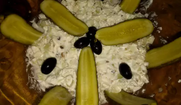 Гръцка салата Дзадзики с кисели краставички