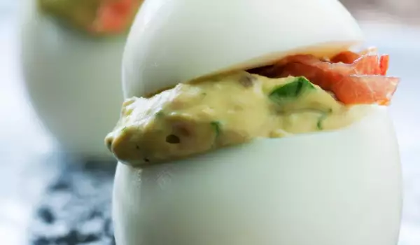 Пълнени яйца със сирене и шунка