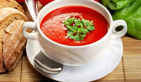 Студена доматена супа с чесън
