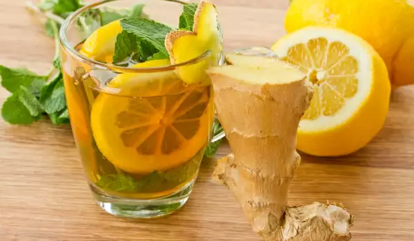 Джинджифилова напитка с лимон