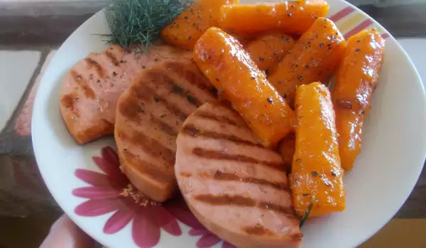 Глазирани моркови с колбас на скара