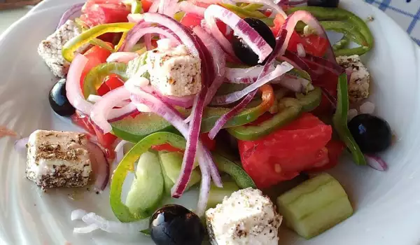 Гръцка салата със сирене фета