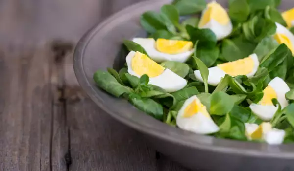 Зелена салата с лапад и яйца