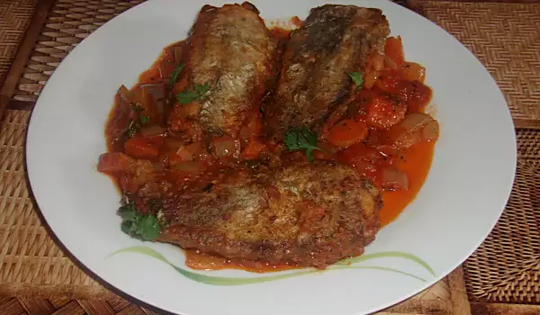 Мерлуза с лук и домати на фурна