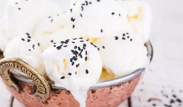 Домашен сладолед с карамелизиран сусам