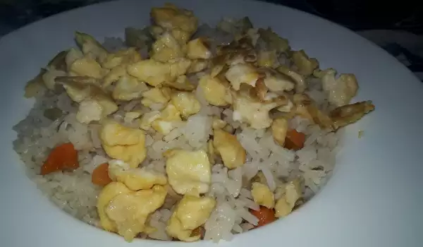Жасминов ориз с бъркани яйца