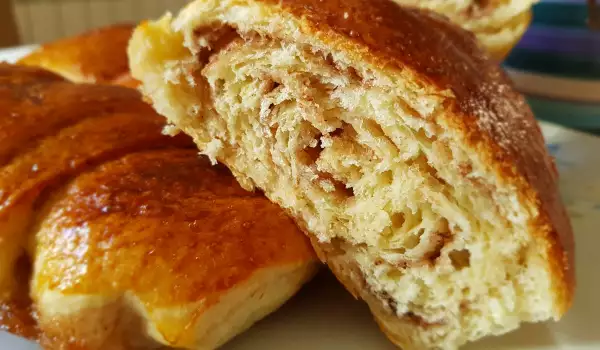 Пухкави канелени кифлички