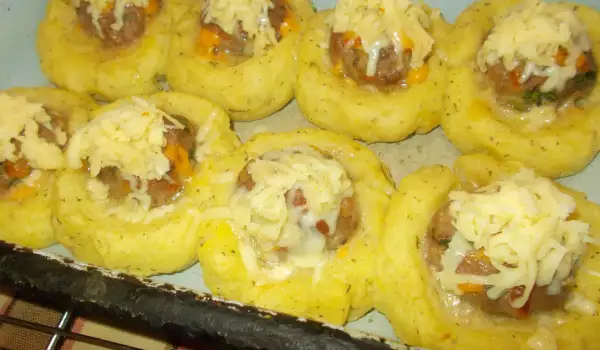 Картофени гнезда с кюфтенца на фурна