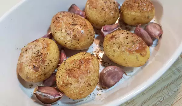 Пресни картофи с розмарин и чесън