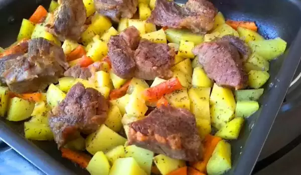 Картофи на фурна с агнешко и моркови