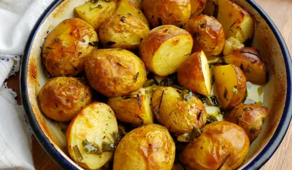Пресни картофи с лук на фурна