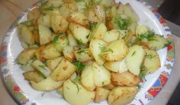 Задушени пресни картофи в масло и чесън