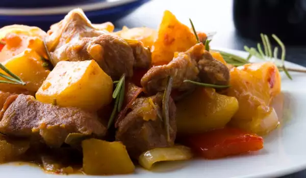 Картофи със свинско и зеленчуци на фурна